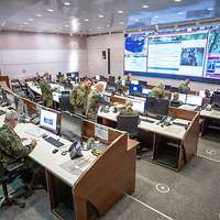 Soldaten sitzen an Monitoren
