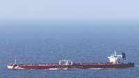 Ein Tanker und ein Schiff fahren auf hoher See