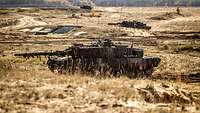 Kampfpanzer stehen in Stellung und warten