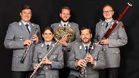 fünf Musiker mit ihren Instrumenten