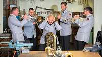 fünf Musiker mit ihren Instrumenten