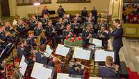 Konzertbühne von oben mit Musikern 
