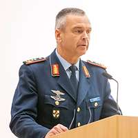 Ein Soldat spricht am Rednerpult