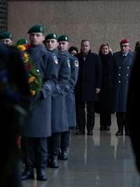Soldaten tragen Blumenkränzen im Ehrenmal der Bundeswehr, dahinter Pistorius und weitere Personen