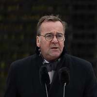 Boris Pistorius spricht am Rednerpult vor dem Ehrenmal der Bundeswehr