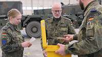 Eine Soldatin, zwei Soldaten, zwei erhalten Post.
