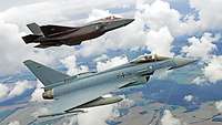 Die Luftwaffe: Schlagkräftig in die Zukunft Zwei Kampfflugzeuge vom Typ F-35 und Eurofighter fliegen in Formation.