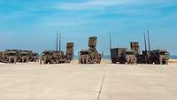 Eine Ansammlung von Militärfahrzeugen, mit unterschiedlichen Aufbauten.
