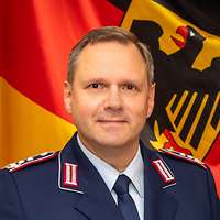 Soldat vor Deutschlandflagge