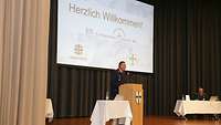 Generalarzt Dr. Groß begrüßt die mehr als 250 Teilnehmenden der 69. Fliegerarzttagung