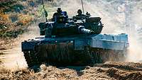 Übung Iron Wolf in Litauen Zwei Soldaten fahren in einem Kampfpanzer vom Typ Leopard auf dem Truppenübungsplatz