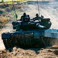 Zwei Soldaten fahren in einem Kampfpanzer vom Typ Leopard auf dem Truppenübungsplatz