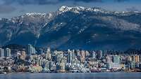 Blick auf die Skyline von Vancouver mit Bergen im Hintergrund