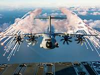 A400M erprobt über der Ostsee die eingebaute Selbstschutzanlage.