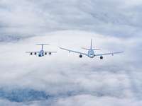 A330 MRTT und A400M üben das Fliegen zusammen.