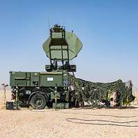 Eine Sattelitenkommunikationsbodenstation im Wüstengebiet