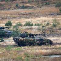 Zwei Schützenpanzer vom Typ Puma fahren auf freiem Gelände