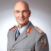 Ein Brigadegeneral im Dienstanzug schaut freundlich in die Kamera.