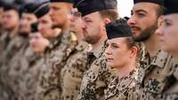Angetretene Soldaten stehen in einer Reihe nebeneinander