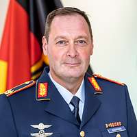 Porträt eines Soldaten vor der Deutschlandflagge