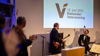 Das Logo für den nationalen Veteranentag am 15. Juni wird an eine Wand projizieren