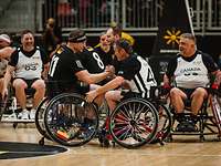 Mehrere Spieler im Rollstuhl beim Rollstuhlbasketballspiel