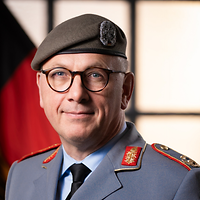 Ein General mit schwarzem Barett grüßt militärisch.