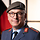Ein General mit schwarzem Barett grüßt militärisch.