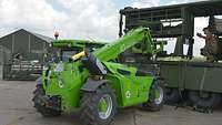 Ein Lkw wird mittels eines Staplers beladen