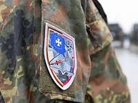 Ein Missionswappen ist auf dem Oberarm eines Soldaten zu erkennen