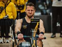 Ein Sportler auf einer Rudermaschine