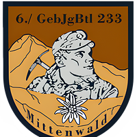 Soldat mit Bergmütze im Hintergrund ein Berg