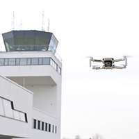Drohne im Flug neben Kontrollturm TaktLwG 74