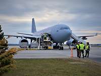 Ein graues Militärflugzeug steht auf einem Flughafen