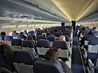 Männer sitzen in einem Flugzeug und schlafen