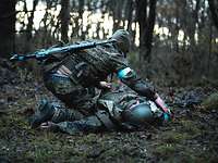 Zwei Soldaten im Wald