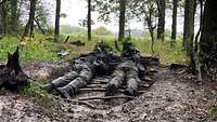 Zwei Soldaten liegen in einer Stellung und beobachten das Vorfeld.