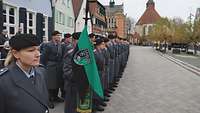 Soldatinnen und Soldaten im Dienstanzug sind auf einem Marktplatz angetreten.