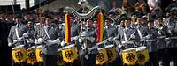 Uniformierte Musiker der Bundeswehr spielen während einer Veranstaltung.