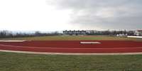 Sportplatz mit Tartanbahn. 