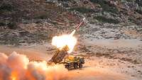 Ein Flugkörper verlässt einen Patriot-Launcher und erzeugt eine große Flamme 