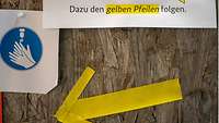 An der Wand hängendes Plakat mit Corona-Verhaltensregeln.