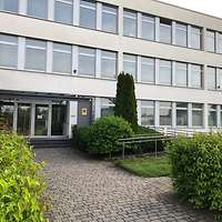 Der Eingang zum Unterrichtsgebäude des Sprachenzentrums West.