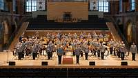 Das Musikkorps stehend auf der Bühne in der Konzertkirche 