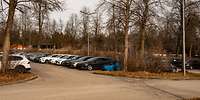Parkfläche mit vielen abgestellten Fahrzeugen.