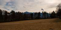 Große Wiese mit Bergen im Hintergrund.