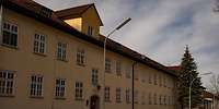 Hausfassade eines Unterkunftsgebäude für Soldaten.