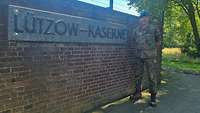 Ein Soldat steht vor dem Eingangsschild der Lützow-Kaserne