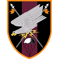 Schild mit grauem jagenden Adler, Hintergrund schwarz-weinrot mit gekreuzten Lanzen und Fallschirm