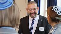 Ein Militärrabbiner im Gespräch mit jüdischen Soldatinnen
